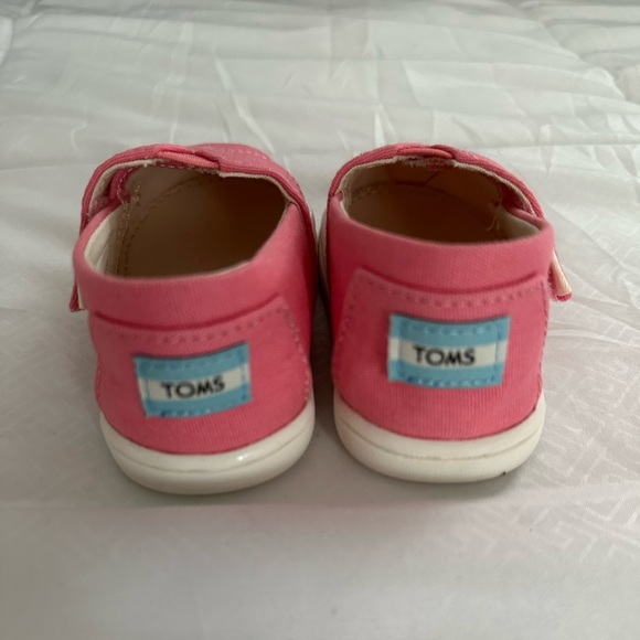 Toms Girls Walker Shoe Size 4 - Picture 3 of 6